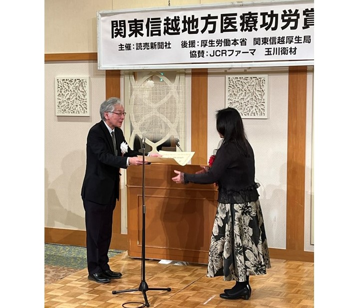 局長から受賞者へ表彰状授与の様子