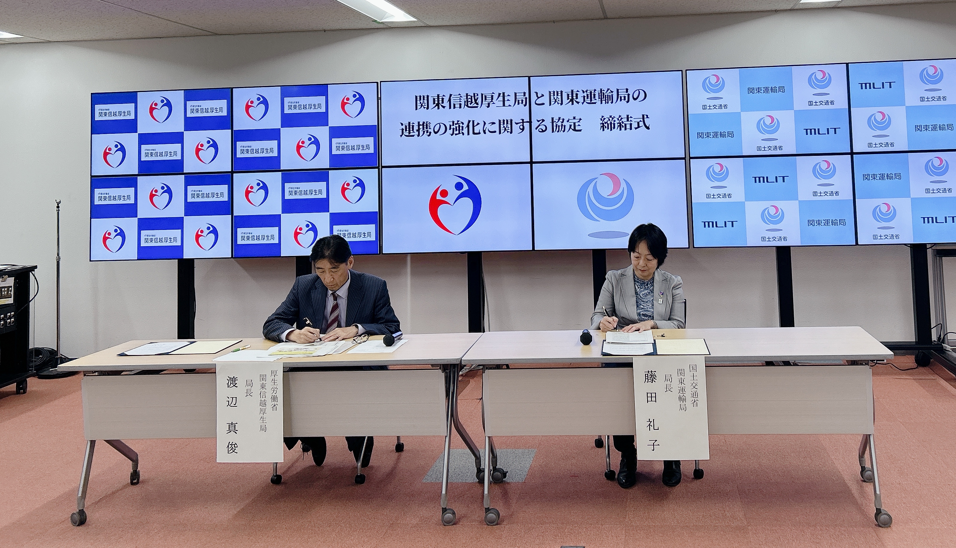協定書に署名場面