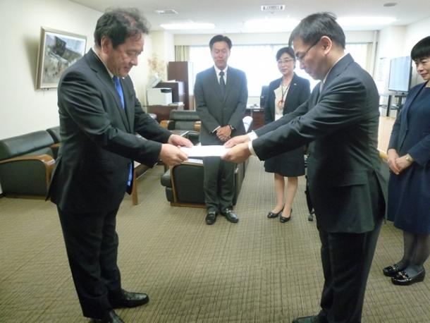 吉田理事長に設立認可書が交付されました。