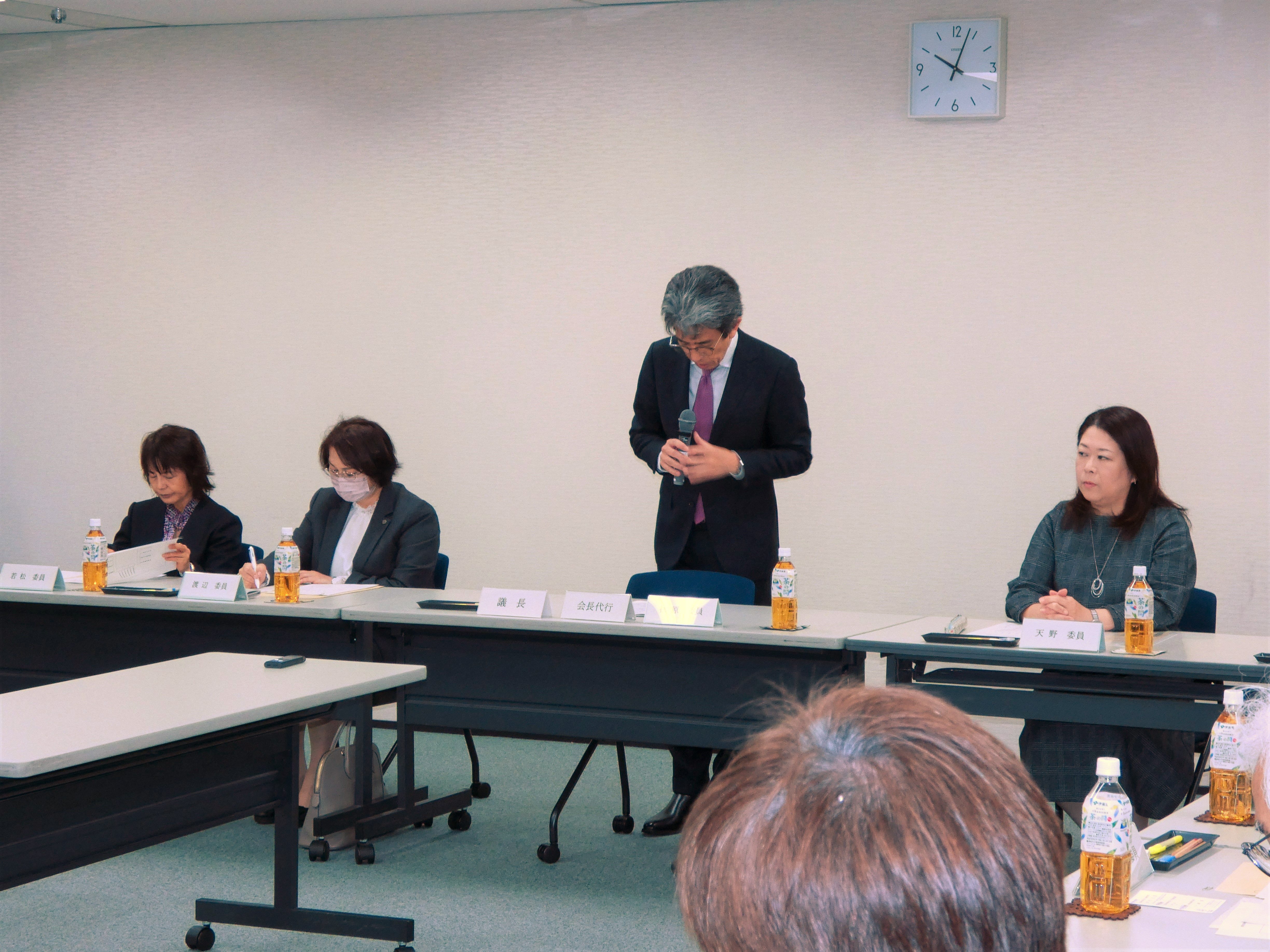 会長に選出された柚原肇委員の挨拶