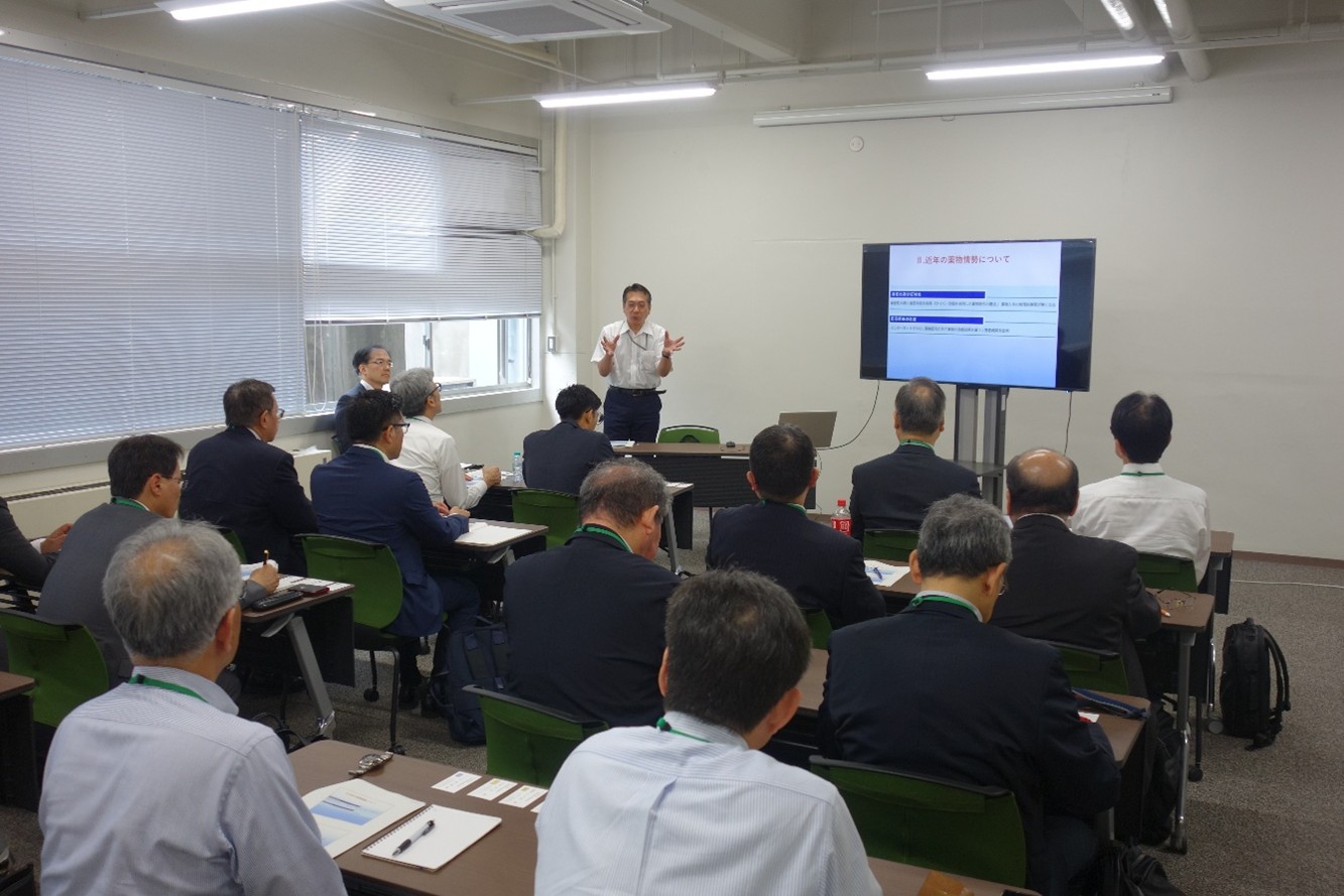 我が国の薬物情勢等を説明する木田調査総務課長